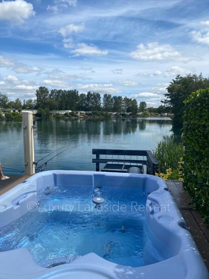 Lakeside Retreat With Hot Tub & Fishing Peg At Tattershall Lakes Country Park Hotel Exterior foto