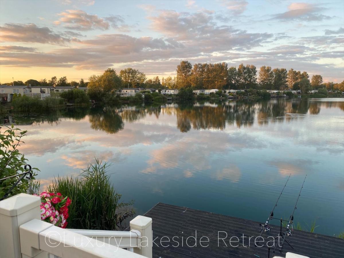 Lakeside Retreat With Hot Tub & Fishing Peg At Tattershall Lakes Country Park Hotel Exterior foto