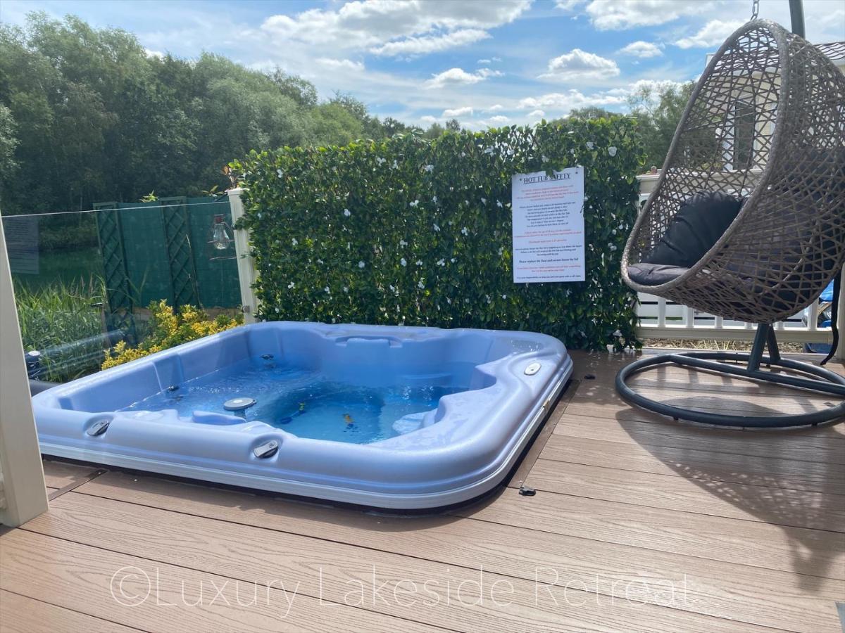 Lakeside Retreat With Hot Tub & Fishing Peg At Tattershall Lakes Country Park Hotel Exterior foto