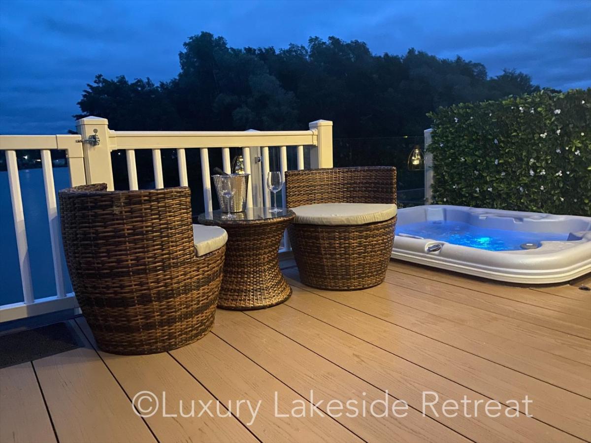 Lakeside Retreat With Hot Tub & Fishing Peg At Tattershall Lakes Country Park Hotel Exterior foto