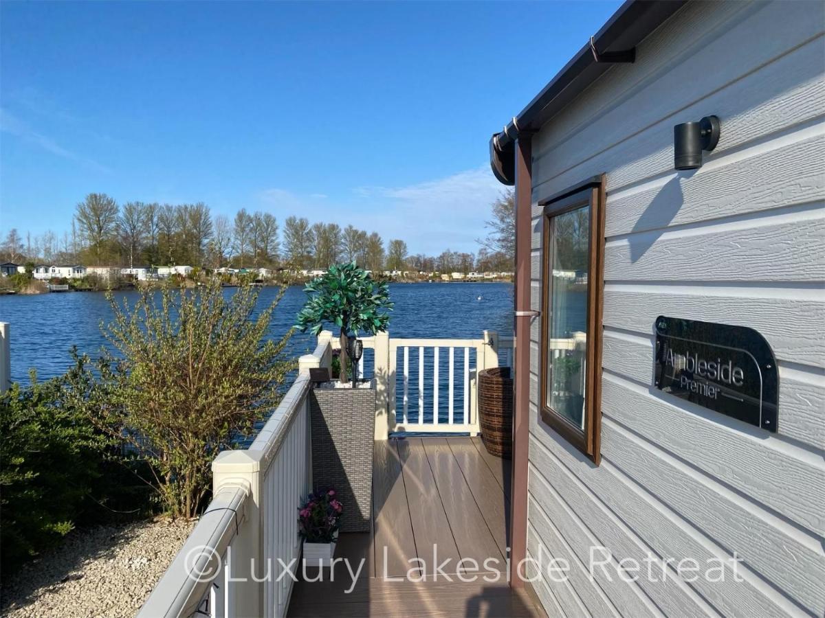 Lakeside Retreat With Hot Tub & Fishing Peg At Tattershall Lakes Country Park Hotel Exterior foto